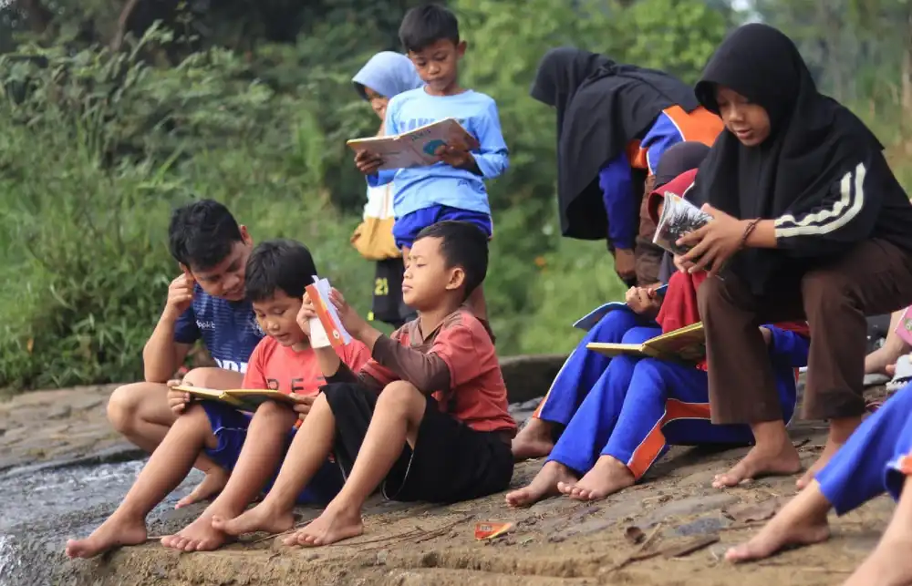 Taddabur alam, salah satu cara Teras Baca dalam menumbuhkan minat baca anak-anak di Desa Kiarapedes Purwakarta (Foto Dok. Teras Baca)