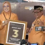 Pasangan calon bupati dan wakil bupati Purwakarta nomor urut 3, Anne Ratna Mustika (Ambu Anne) dan Budi Hermawan (RBH), yang akan mengikuti kontestasi Pilkada Purwakarta 2024 (Foto: Tangkapan layar akun YouTube KPU Purwakarta)