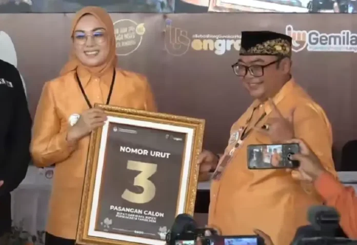 Pasangan calon bupati dan wakil bupati Purwakarta nomor urut 3, Anne Ratna Mustika (Ambu Anne) dan Budi Hermawan (RBH), yang akan mengikuti kontestasi Pilkada Purwakarta 2024 (Foto: Tangkapan layar akun YouTube KPU Purwakarta)