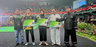 Penyerahan kartu BPJS Ketenagakerjaan secara simbolis untuk atlet silat dalam kejuaraan pencak silat tingkat nasional Piala Kasad 2 Tahun 2024 (Foto: Ist)