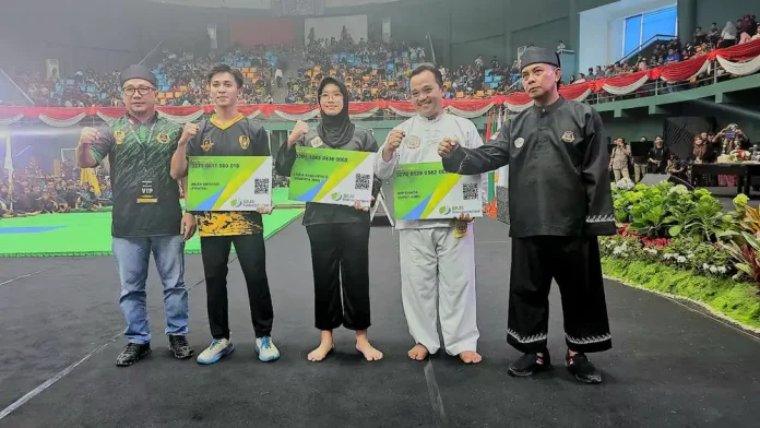 Penyerahan kartu BPJS Ketenagakerjaan secara simbolis untuk atlet silat dalam kejuaraan pencak silat tingkat nasional Piala Kasad 2 Tahun 2024 (Foto: Ist)