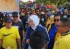 Calon bupati Purwakarta, Anne Ratna Mustika bersama ribuan warga dalam acara Jalan Cantik di Situ Cikumpay Purwakarta (Foto: Ist)