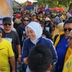 Calon bupati Purwakarta, Anne Ratna Mustika bersama ribuan warga dalam acara Jalan Cantik di Situ Cikumpay Purwakarta (Foto: Ist)