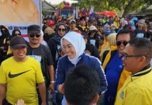 Calon bupati Purwakarta, Anne Ratna Mustika bersama ribuan warga dalam acara Jalan Cantik di Situ Cikumpay Purwakarta (Foto: Ist)