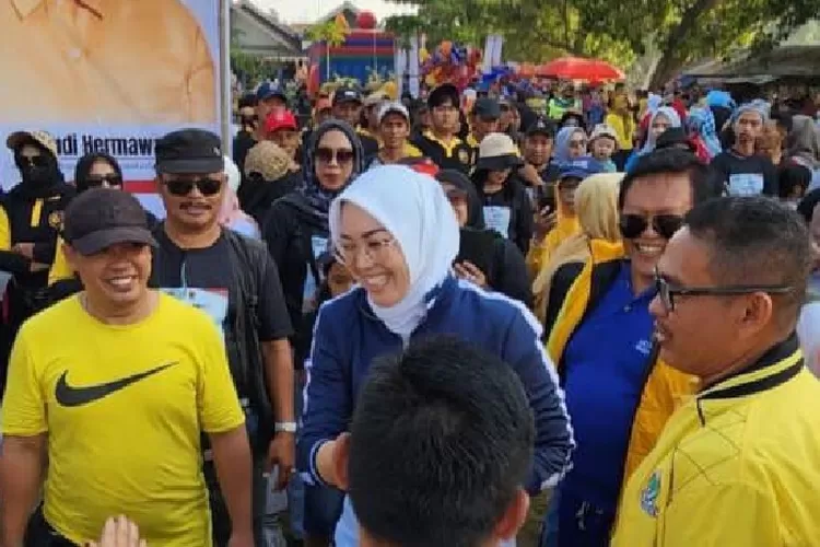 Calon bupati Purwakarta, Anne Ratna Mustika bersama ribuan warga dalam acara Jalan Cantik di Situ Cikumpay Purwakarta (Foto: Ist)