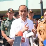 Presiden Jokowi menanggapi fenomena calon tunggal vs kotak kosong pada Pilkada 2024 seusai mengunjungi Pasar Soponyo Surabaya (Foto: Tangkapan Layar YouTube Sekretariat Presiden)