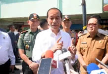 Presiden Jokowi menanggapi fenomena calon tunggal vs kotak kosong pada Pilkada 2024 seusai mengunjungi Pasar Soponyo Surabaya (Foto: Tangkapan Layar YouTube Sekretariat Presiden)