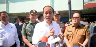 Presiden Jokowi menanggapi fenomena calon tunggal vs kotak kosong pada Pilkada 2024 seusai mengunjungi Pasar Soponyo Surabaya (Foto: Tangkapan Layar YouTube Sekretariat Presiden)