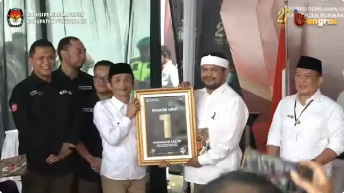 Pasangan Om Zein-Abang Ijo mendapat nomor urut 1 dalam Pilkada Purwakarta 2024 (Foto: Tangkapan layar akun YouTube KPU Kabupaten Purwakarta)