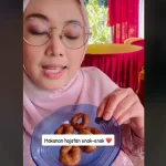 Bacalon Bupati Purwakarta, Anne Ratna Mustika, saat menyebutkan makanan khas yang sering ditemukan saat ada acara resepsi pernikahan (Foto: Tangkapan layar TikTok @anneratnamustika)