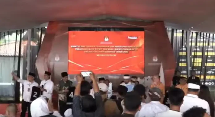 Pengundian nomor urut calon bupati dan wakil bupati Purwakarta untuk Pilkada Purwakarta 2024 (Foto: Tangkapan layar akun YouTube KPU Purwakarta)