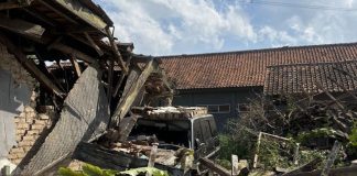 Kerusakan akibat gempa yang mengguncang wilayah Bandung dan sekitarnya