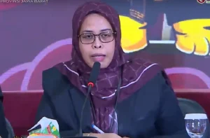 Ketua KPU Jabar, Ummi Wahyudi, saat memimpin rapat pleno pengundian dan penetapan nomor urut pasangan calon gubernur dan wakil gubernur Jawa Barat tahun 2024 (Foto: Tangkapan layar akun YouTube KPU Provinsi Jawa Barat)