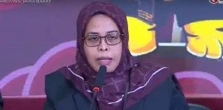 Ketua KPU Jabar, Ummi Wahyudi, saat memimpin rapat pleno pengundian dan penetapan nomor urut pasangan calon gubernur dan wakil gubernur Jawa Barat tahun 2024 (Foto: Tangkapan layar akun YouTube KPU Provinsi Jawa Barat)