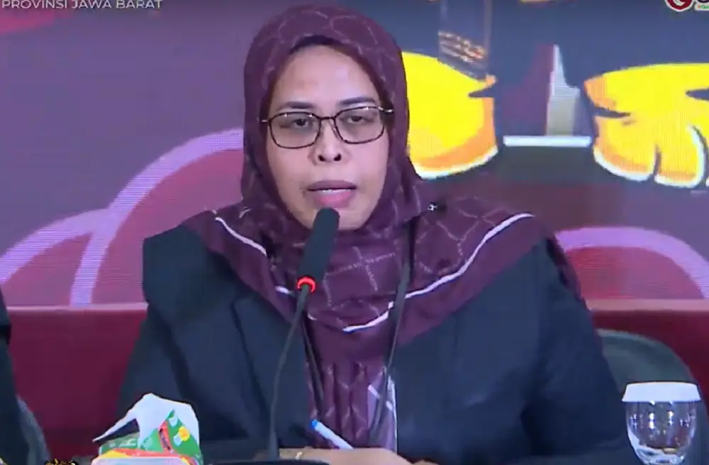 Ketua KPU Jabar, Ummi Wahyudi, saat memimpin rapat pleno pengundian dan penetapan nomor urut pasangan calon gubernur dan wakil gubernur Jawa Barat tahun 2024 (Foto: Tangkapan layar akun YouTube KPU Provinsi Jawa Barat)