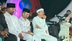 Om Zein dan Abang Ijo saat mendampingi Dedi Mulyadi dalam suatu acara--