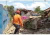 Petugas BPBD memeriksa reruntuhan rumah akibat gempa di wilayah Bandung