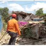 Petugas BPBD memeriksa reruntuhan rumah akibat gempa di wilayah Bandung