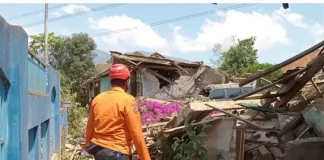 Petugas BPBD memeriksa reruntuhan rumah akibat gempa di wilayah Bandung