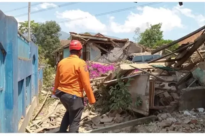 Petugas BPBD memeriksa reruntuhan rumah akibat gempa di wilayah Bandung