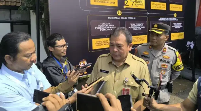 Pj Bupati Purwakarta, Benni Irwan, saat mengunjungi KPU Purwakarta untuk meninjau kesiapan pendaftaran para cabup dan cawabup pada Pilkada 2024 (Foto: Diskominfo Purwakarta)