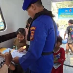 Personel Satpolairud Polres Purwakarta saat ajarkan anak membaca. (Foto: Dok Polres Purwakarta)