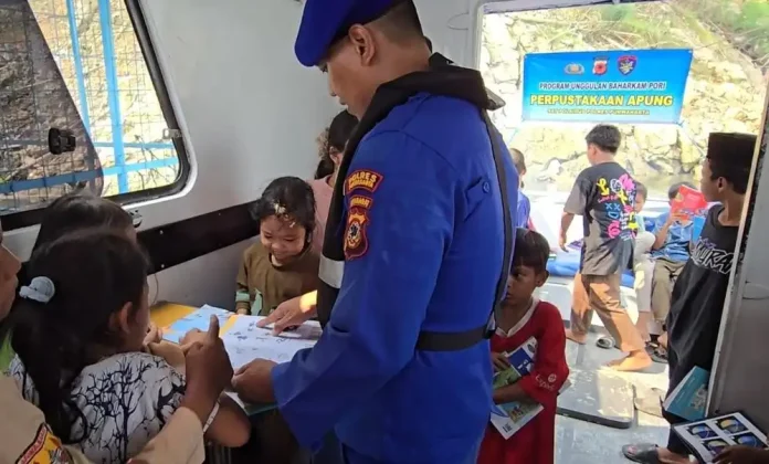 Personel Satpolairud Polres Purwakarta saat ajarkan anak membaca. (Foto: Dok Polres Purwakarta)