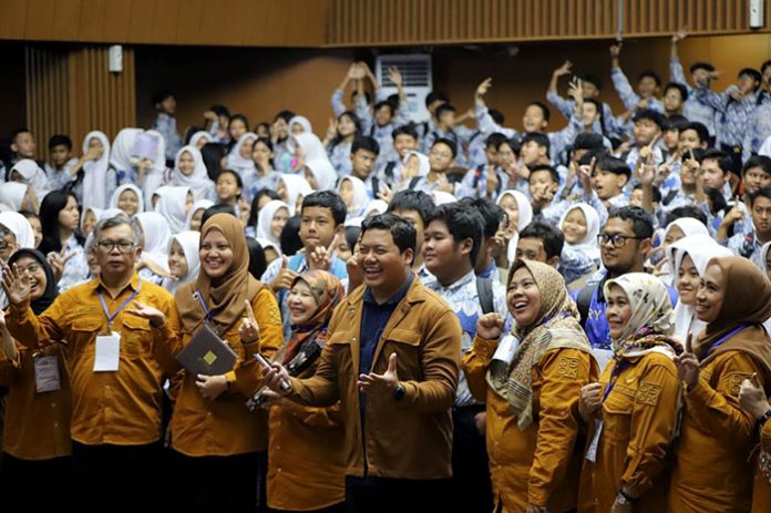 Ratusan Siswa SMPN 1 Bandung Kunjungi DPRD Kota Bandung: Mengenal Politik Sejak Dini