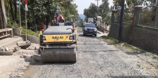 Pemkab Purwakarta melalui Dinas PUTR melakukan perbaikan jalan rusak di Jalan Pasirdatar (Foto: Ist)