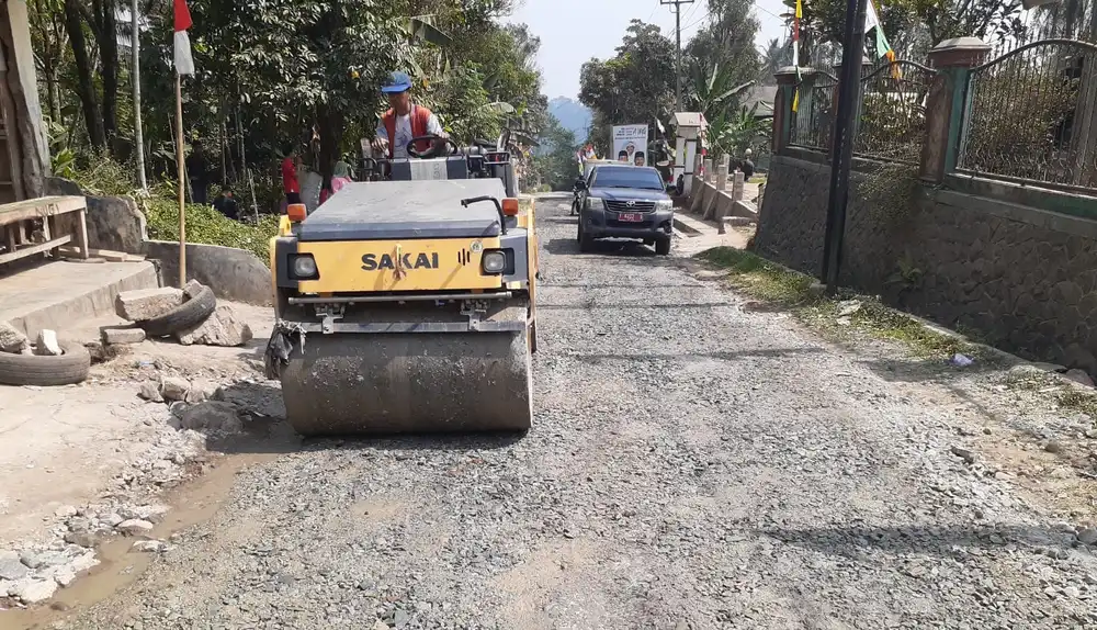 Pemkab Purwakarta melalui Dinas PUTR melakukan perbaikan jalan rusak di Jalan Pasirdatar (Foto: Ist)