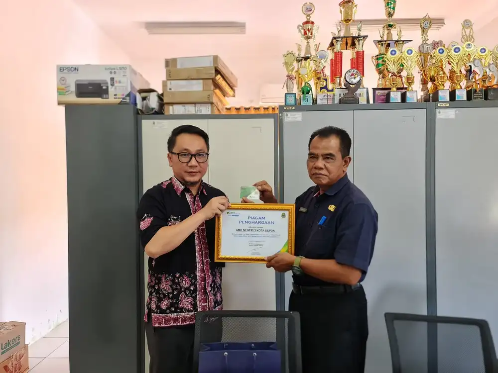 Penyerahan piagam penghargaan dari BPJS Ketenagakerjaan Depok kepada SMKN 3 Depok atas kepatuhan untuk perlindungan siswa magang (Foto: Ist)