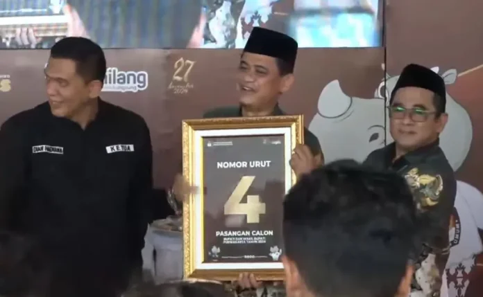 Pasangan calon bupati dan wakil bupati Purwakarta, Zainal Arifin dan Sona Maulida Roemardie (Zainal-Sona) yang mendapatkan nomor urut 4 dalam Pilkada Purwakarta 2024. (Foto: Tangkapan layar YouTube KPU Kabupaten Purwakarta)