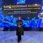 Nancy Adistyasari, Direktur Komersial dan UMKM bank bjb, menerima penghargaan BPD Terbaik pada TP2DD 2024 di Jakarta