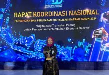 Nancy Adistyasari, Direktur Komersial dan UMKM bank bjb, menerima penghargaan BPD Terbaik pada TP2DD 2024 di Jakarta