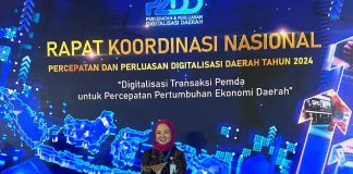 Nancy Adistyasari, Direktur Komersial dan UMKM bank bjb, menerima penghargaan BPD Terbaik pada TP2DD 2024 di Jakarta