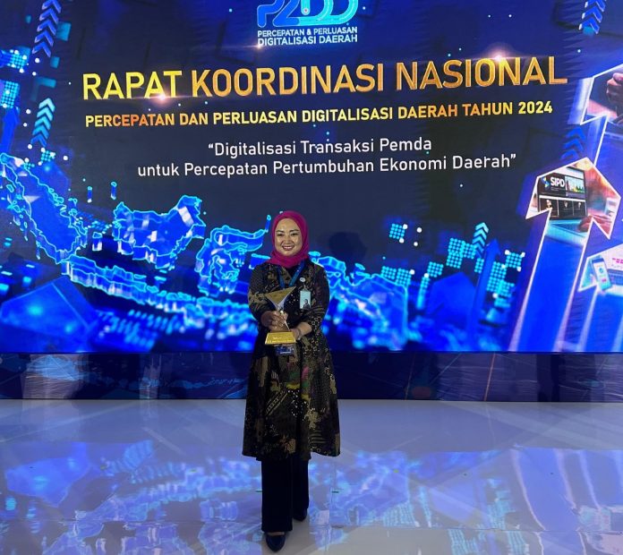 Nancy Adistyasari, Direktur Komersial dan UMKM bank bjb, menerima penghargaan BPD Terbaik pada TP2DD 2024 di Jakarta