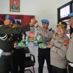 Personel Polres Purwakarta saat memberikan kejutan kepada jajaran TNI yang ada di Kabupaten Purwakarta. (Foto: Dok Polres Purwakarta)