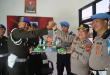 Personel Polres Purwakarta saat memberikan kejutan kepada jajaran TNI yang ada di Kabupaten Purwakarta. (Foto: Dok Polres Purwakarta)