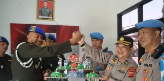 Personel Polres Purwakarta saat memberikan kejutan kepada jajaran TNI yang ada di Kabupaten Purwakarta. (Foto: Dok Polres Purwakarta)