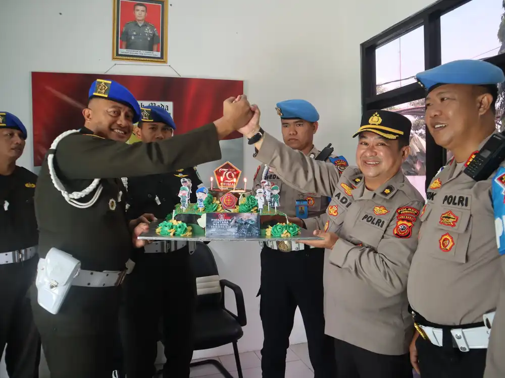 Personel Polres Purwakarta saat memberikan kejutan kepada jajaran TNI yang ada di Kabupaten Purwakarta. (Foto: Dok Polres Purwakarta)