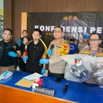 Kapolres Purwakarta, AKBP Lilik Ardiansyah didampingi Wakapolres Purwakarta, Kompol Ricky Ardipratama, Kasat Reskrim, AKP M Arwin Bachar dan Kanit Jatanras, IPDA Omad Abdullah saat menggelar konferensi pers. (Foto: Gin/Jabarnews)