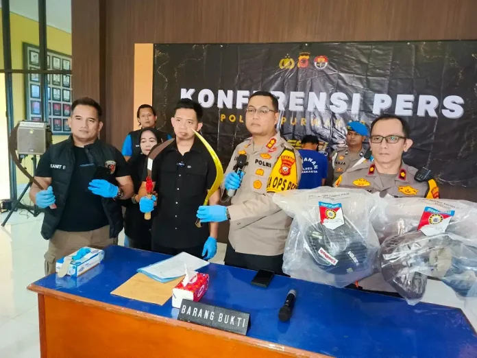 Kapolres Purwakarta, AKBP Lilik Ardiansyah didampingi Wakapolres Purwakarta, Kompol Ricky Ardipratama, Kasat Reskrim, AKP M Arwin Bachar dan Kanit Jatanras, IPDA Omad Abdullah saat menggelar konferensi pers. (Foto: Gin/Jabarnews)