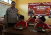 Kapolres Purwakarta, AKBP Lilik Ardiansyah saat bagikan makan siang bergizi di SLB Negeri Purwakarta. (Foto: Gin/Jabarnews)