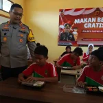 Kapolres Purwakarta, AKBP Lilik Ardiansyah saat bagikan makan siang bergizi di SLB Negeri Purwakarta. (Foto: Gin/Jabarnews)