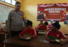 Kapolres Purwakarta, AKBP Lilik Ardiansyah saat bagikan makan siang bergizi di SLB Negeri Purwakarta. (Foto: Gin/Jabarnews)