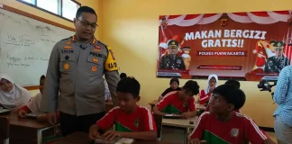 Kapolres Purwakarta, AKBP Lilik Ardiansyah saat bagikan makan siang bergizi di SLB Negeri Purwakarta. (Foto: Gin/Jabarnews)