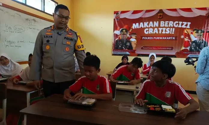 Kapolres Purwakarta, AKBP Lilik Ardiansyah saat bagikan makan siang bergizi di SLB Negeri Purwakarta. (Foto: Gin/Jabarnews)