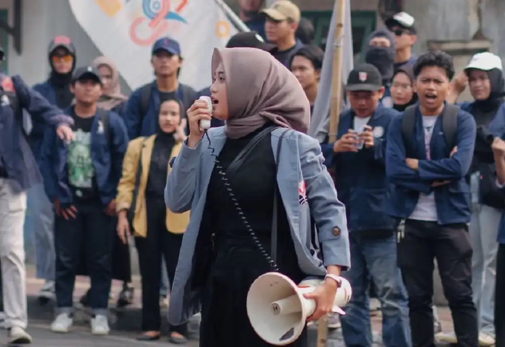 Koordinator Aliansi BEM Purwakarta, Shela Amelia saat berorasi dalam aksi demo bersama Gerakan Purwakarta Mengawal (Foto: PICPROJECT)