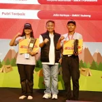 Sekretaris Daerah Provinsi Jawa Barat, Herman Suryatman, bersama perwakilan Duta Integritas pada acara West Java Youth Camp 2024, yang melahirkan generasi muda anti korupsi (Foto: Pemprov Jabar)