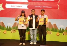 Sekretaris Daerah Provinsi Jawa Barat, Herman Suryatman, bersama perwakilan Duta Integritas pada acara West Java Youth Camp 2024, yang melahirkan generasi muda anti korupsi (Foto: Pemprov Jabar)